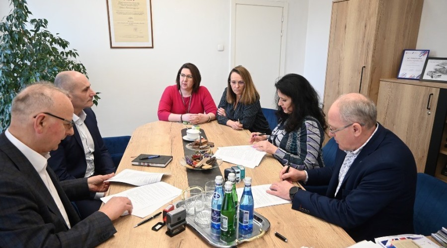 Nowa linia autobusowa w powiecie nowodworskim – podpisano umowę na transport publiczny (4)