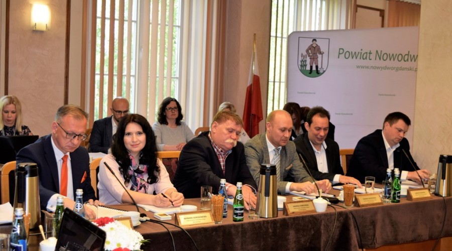 sesja rady powiatu nowodworskiego17