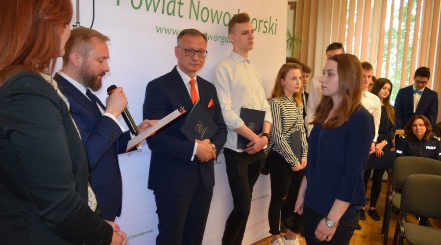 sesja rady powiatu nowodworskiego49