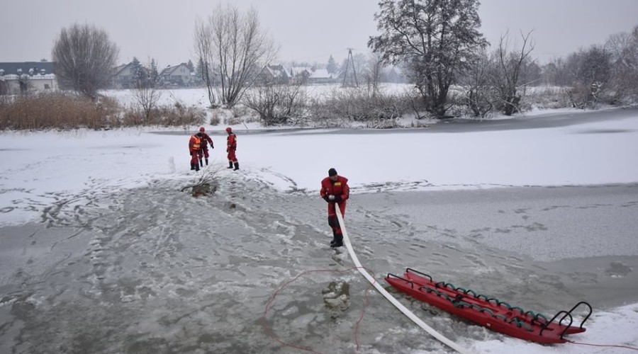 ćwiczenia strazaków na lodzie (15)