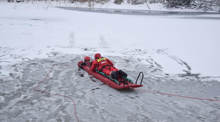 ćwiczenia strazaków na lodzie (16)