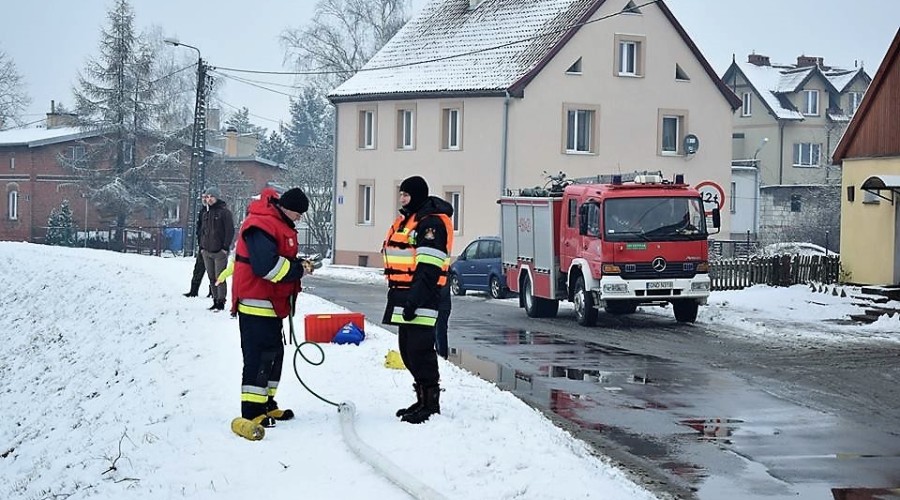 ćwiczenia strazaków na lodzie (7)