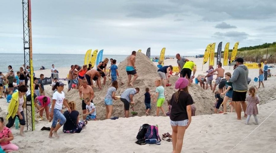 sztutowo plaża budowanie góry z piasku (2)