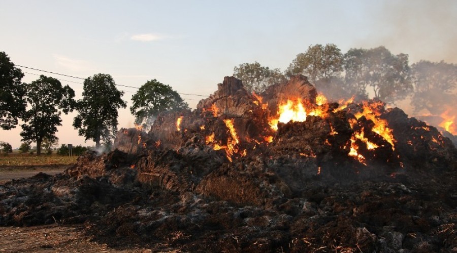 fot.Krzysztof Firko pożar sterty słomy (22)
