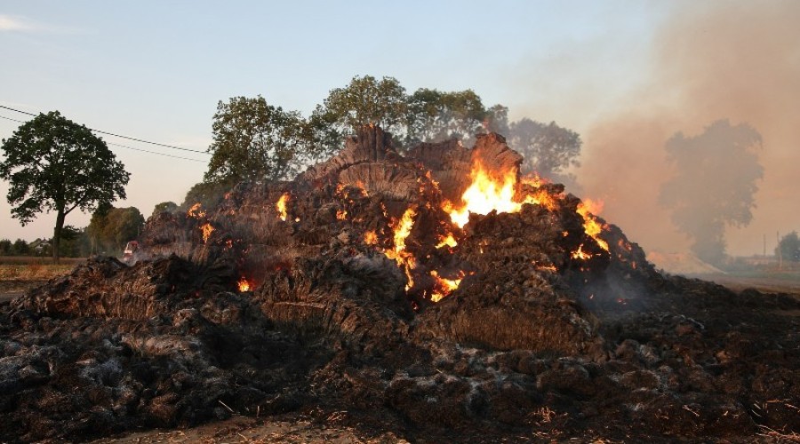 fot.Krzysztof Firko pożar sterty słomy (23)