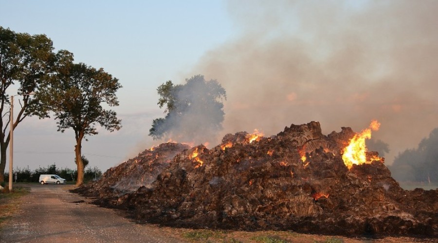 fot.Krzysztof Firko pożar sterty słomy (27)