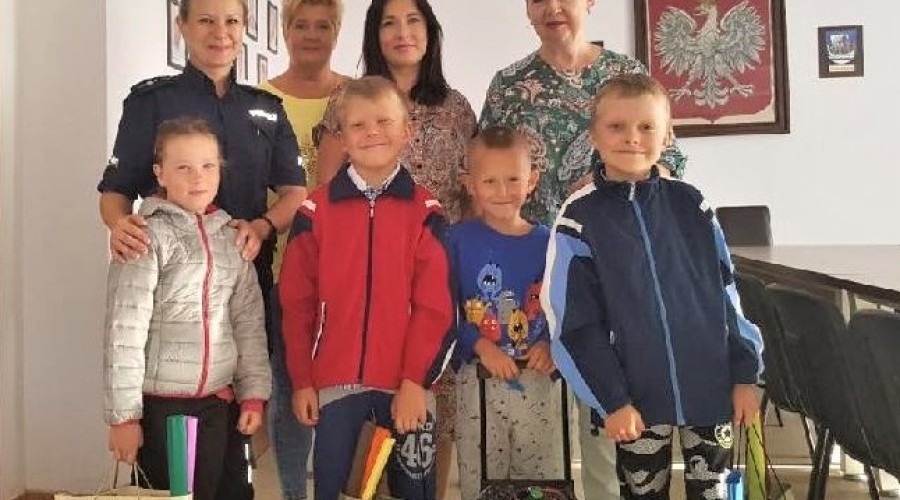 Nowy Dwór Gdański. Wyprawki szkolne wręczone dzieciom