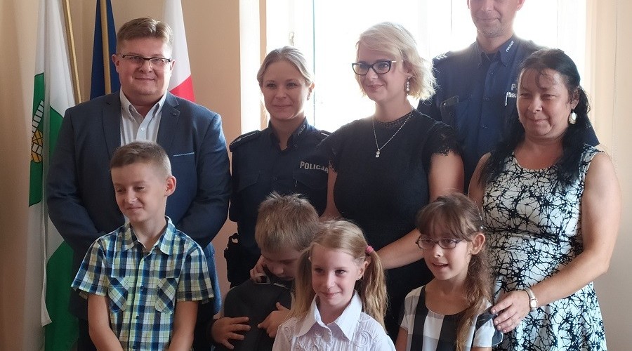 Nowy Dwór Gdański. Wyprawki szkolne wręczone dzieciom (1)