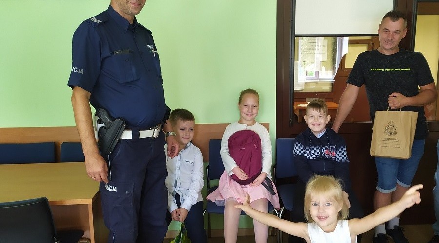 Nowy Dwór Gdański. Wyprawki szkolne wręczone dzieciom (2)