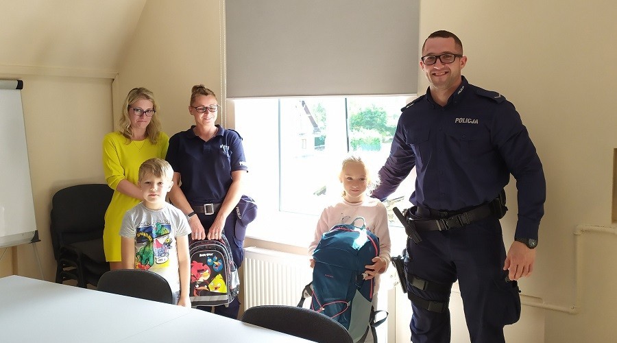 Nowy Dwór Gdański. Wyprawki szkolne wręczone dzieciom (3)