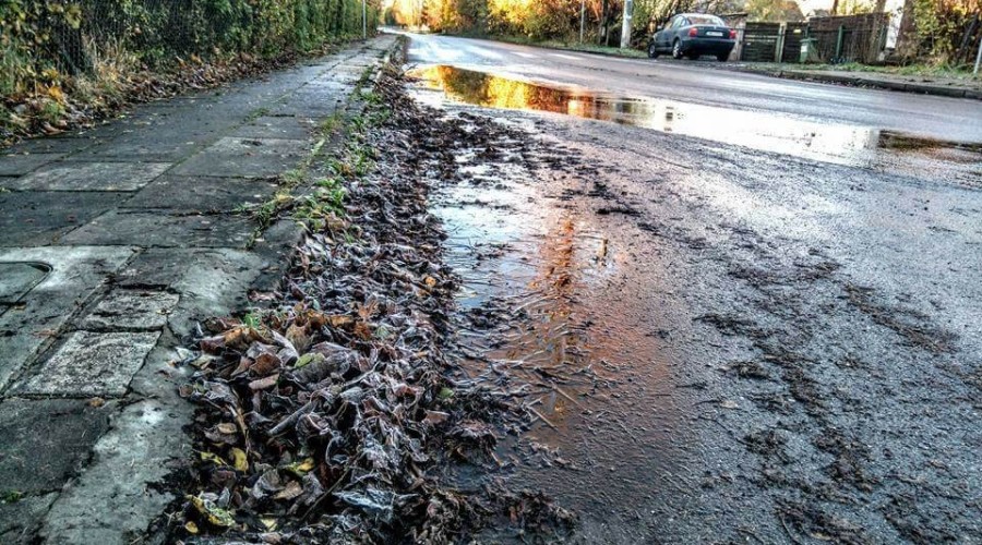 Żuławki.-Jest-ślisko-i-niebezpiecznie.-Dachował-samochód-02.11-6