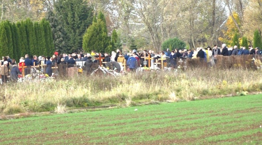 1 listopada. Dzień Wszystkich Świętych. Tłumy na cmentarzach.02