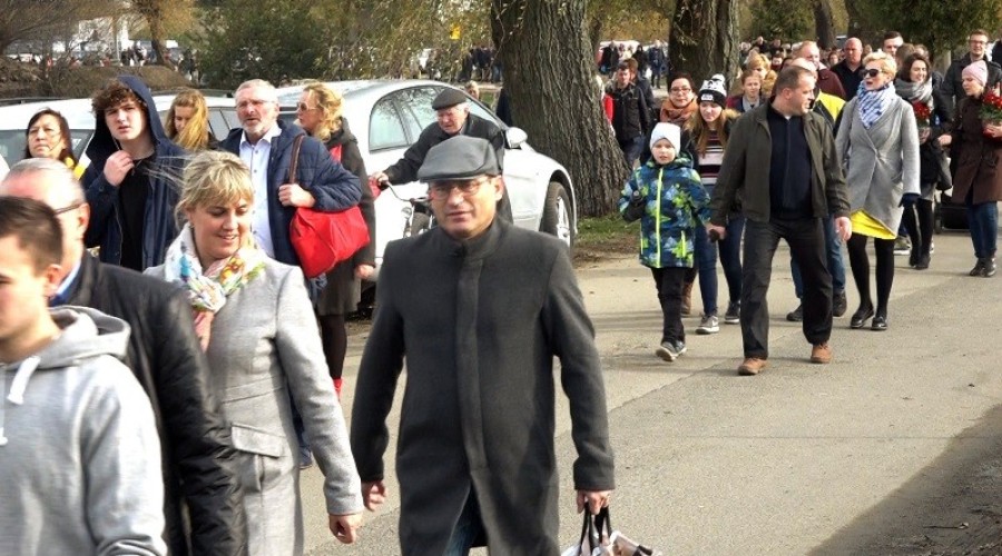 1 listopada. Dzień Wszystkich Świętych. Tłumy na cmentarzach.07