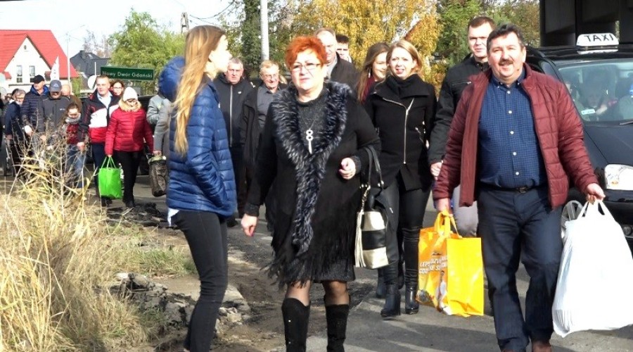 1 listopada. Dzień Wszystkich Świętych. Tłumy na cmentarzach.11