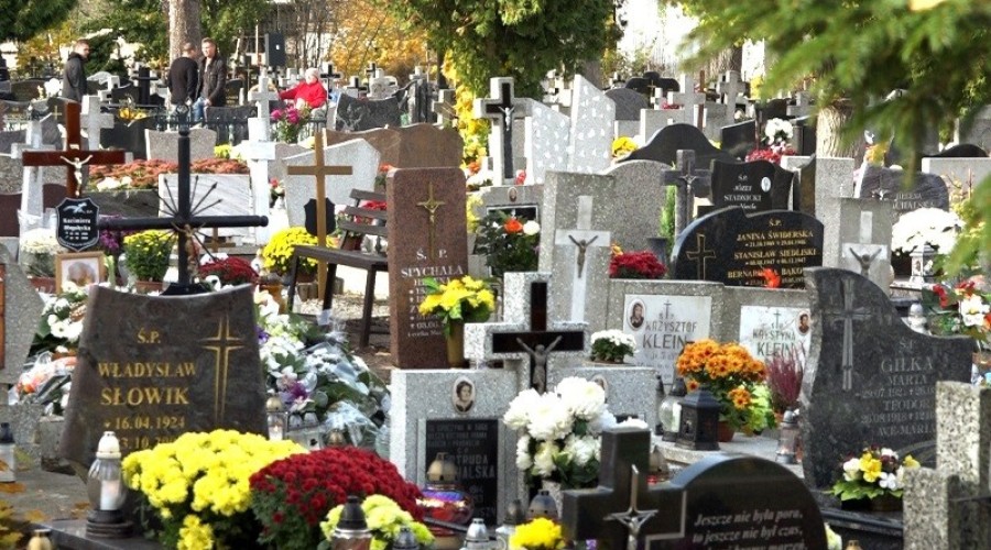 1 listopada. Dzień Wszystkich Świętych. Tłumy na cmentarzach.13