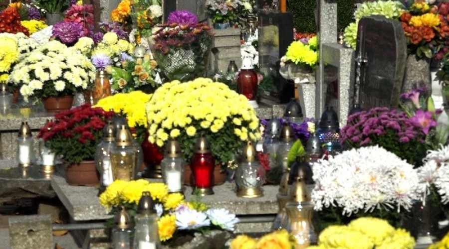 1 listopada. Dzień Wszystkich Świętych. Tłumy na cmentarzach.18