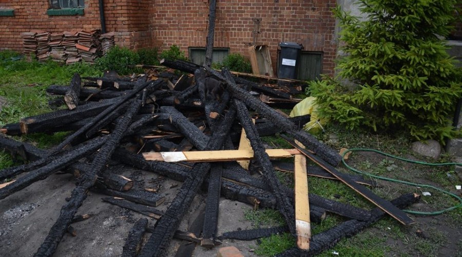 burmistrz-odwiedził-pogorzelców.-Pożar-Myszewko-3