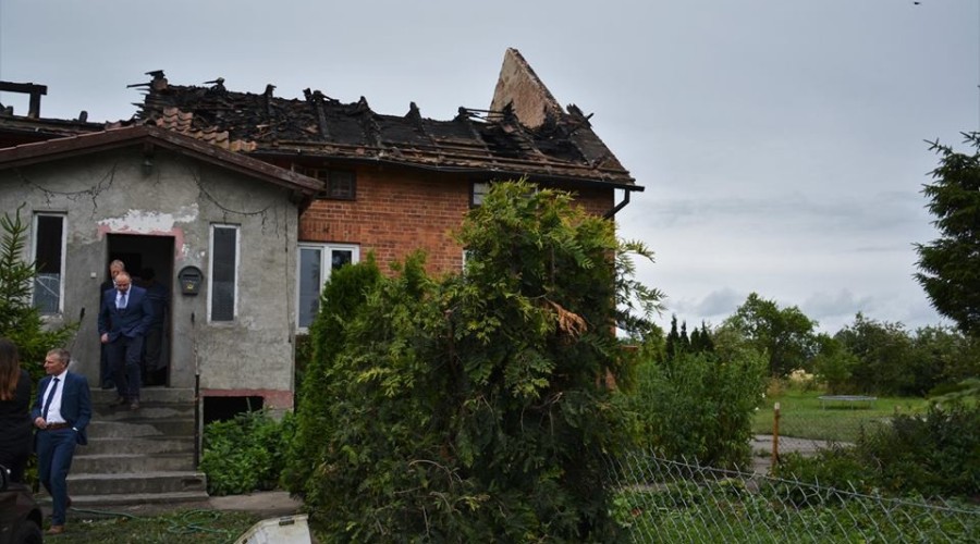 burmistrz-odwiedził-pogorzelców.-Pożar-Myszewko-4 (1)
