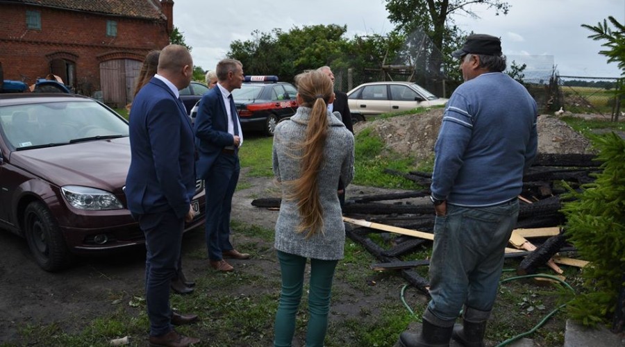 burmistrz-odwiedził-pogorzelców.-Pożar-Myszewko-8