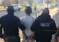 Oszustwo w Nowym Dworze Gdańskim. Zatrzymany Ukrainiec oszukał seniorkę „na pracownika banku”