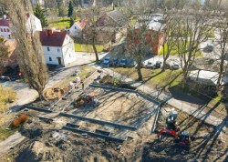 Nowy Dwór Gdański. Nowy plac zabaw i zmiany przy ŻOK-u. Trwa przebudowa przestrzeni w centrum miasta