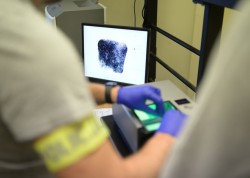 Policjanci zatrzymali 19-latka podejrzanego o wymuszanie korzyści majątkowych groźbami.