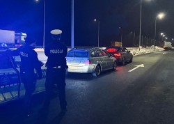 Nowy Dwór Gd. Kierowca z sądowym zakazem i narkotyki u pasażerów - trzech mężczyzn zatrzymanych na drodze S7.