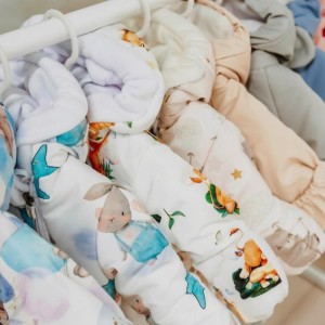 Bezpieczeństwo i styl: Na co zwracać uwagę, wybierając hurtownię odzieży niemowlęcej?