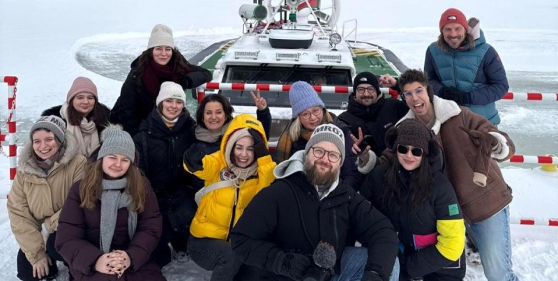 Remigiusz Mróz dotrzymał publicznie złożonej obietnicy — akcję swojej najnowszej powieści umieścił w Krynicy Morskiej