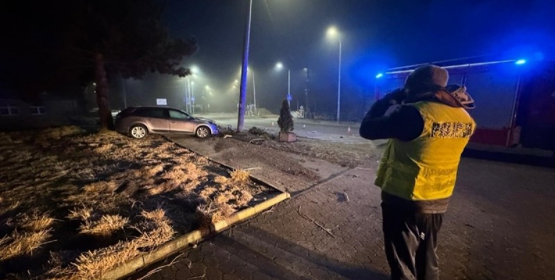 Ponad 1,5 promila alkoholu w organizmie miał kierujący, który w nocy stracił panowanie nad pojazdem i uderzył w słup oświetleniowy.