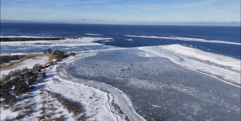 Mewia Łacha. Zagubiony mężczyzna ewakuowany z oblodzonej plaży przy Ujściu Wisły.