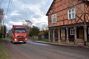  Dom podcieniowy w Żuławkach jest w bardzo złym stanie, grozi zawaleniem.