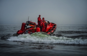 Intensywne poszukiwania na wodzie oraz lądzie. Kobieta zostawiła rzeczy na plaźy i poszła na obiad.