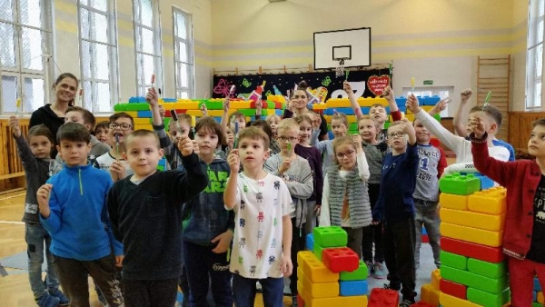 Budowle z klocków w Zespole Szkół w Stegnie.