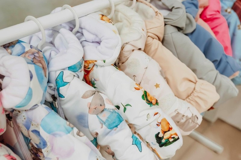 Bezpieczeństwo i styl: Na co zwracać uwagę, wybierając hurtownię odzieży niemowlęcej?