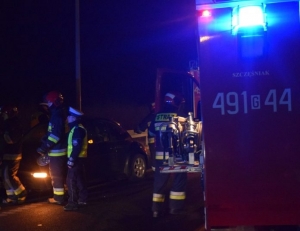 Stare Babki. Stracił panowanie nad autem i wjechał do rowu. Poszkodowani trafili do szpitala.