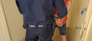 Ukradł alkohol, zaatakował ochroniarza i policjantów – został zatrzymany.