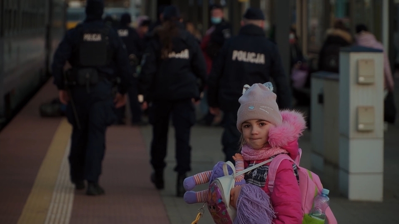 Nowodworscy policjanci pomagają obywatelom Ukrainy, którzy docierają do województwa pomorskiego.
