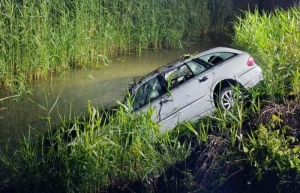 Samochód wpadł do przydrożnego kanału. Kierowca nie żyje.