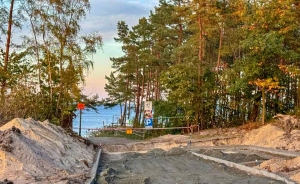 Po sezonie wznowiono prace związane z przebudową zejść na plażę w Stegnie