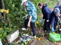 Nowodworscy uczniowie porządkują lokalne cmentarze. Wspólna lekcja pamięci i szacunku