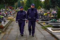 Policja ostrzega! Nie daj się okraść na cmentarzu!