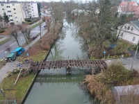 Gmina Nowy Dwór Gdański rozpoczęła kolejną inwestycję – trwa demontaż kładki Chrobrego–Sienkiewicza