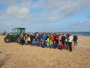 Mikoszewo. Posprzątali Mewią Łachę.