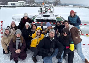 Remigiusz Mróz dotrzymał publicznie złożonej obietnicy — akcję swojej najnowszej powieści umieścił w Krynicy Morskiej