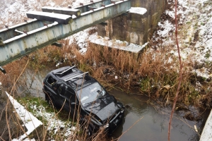 O krok od tragedii. Wpadł samochodem do rowu z wodą
