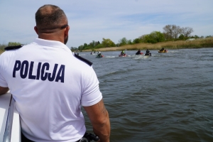 Majowe działania policjantów na wodach Pętli Żuławskiej. Kontrole skuterów wodnych i innych jednostek pływających.