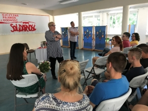 O "Solidarności" z Henryką Krzywonos - Strycharską. Spotkanie młodzieży z nowodworskich szkół średnich z posłanką.