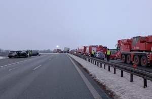 Karambol na S7. Samochód ciężarowy wjechał w barierki. Droga do Gdańska zablokowana.