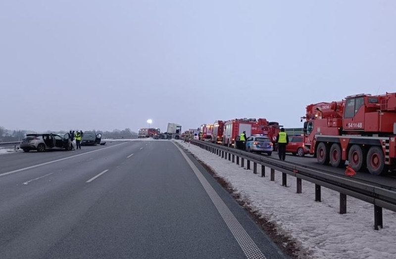 Karambol na S7. Samochód ciężarowy wjechał w barierki. Droga do Gdańska zablokowana.